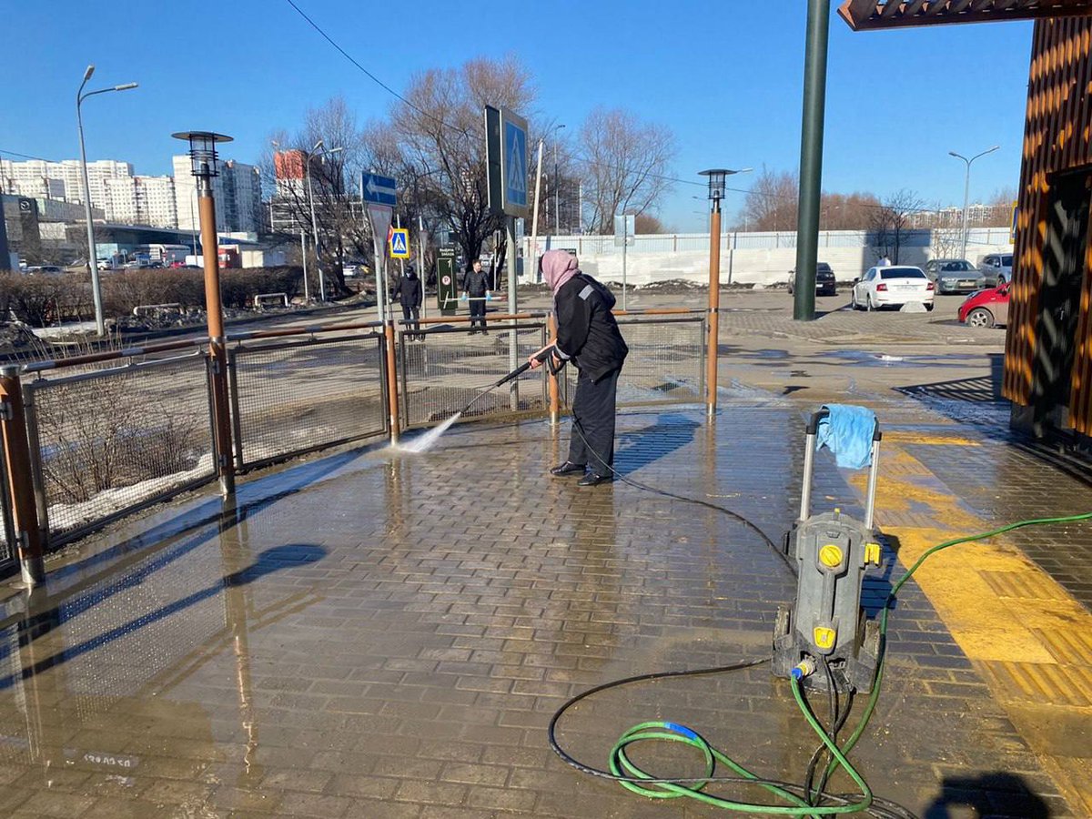 DAKaygorodov's tweet photo. Макдоналдс закрыт, но дело его живет. По крайней мере, работники приводят в порядок всю территорию, убираются, отмывают окна, фасады. Поливают деревья в кадках. Моют даже тротуары. Делают всё красиво, на совесть!

Месячник по благоустройству в Химках стартовал.

#химки #месячник https://t.co/3emoAHKvAm
