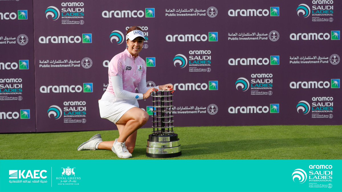 kaec_saudi's tweet photo. 🏆 جورجيا هال @georgiahall96 تحسم النتيجة وتتوج بطلة النسخة الثالثة من بطولة أرامكو السعودية النسائية الدولية على ملعب @royalgreens_ksa
#kaec
#السيدات_أولاً
#SaudiLadiesInt
#GolfSaudi
#Aramco
@AramcoLadiesInt https://t.co/SnwNeVHpFq