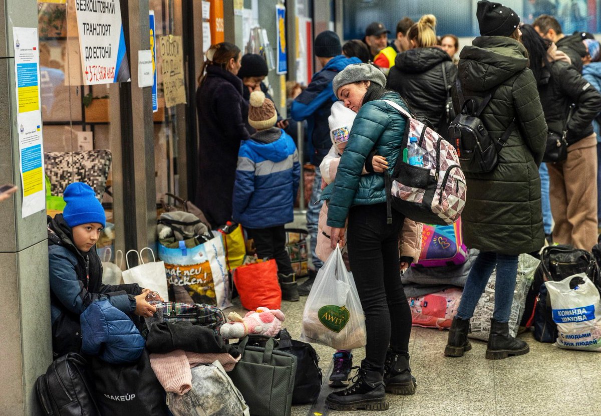 Ukrainian refugees wait at Krakow Train station for transport to other cities in Poland and the EU. #ukraine #poland #standwithukraine #supportukraine #streetphotography #reportagephotography #nowar #reportage #krakow