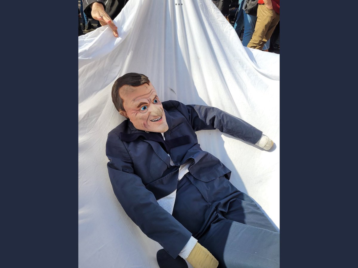 she534's tweet photo. Que la honte sois sur vous @JLMelenchon @AQuatennens et compagnie osez représenter le PR comme ça 👇en ce jour de commémoration,vous êtes plus qu’immonde 🤢🤢🤢🤢🤢 https://t.co/8Bk8bOk8pW