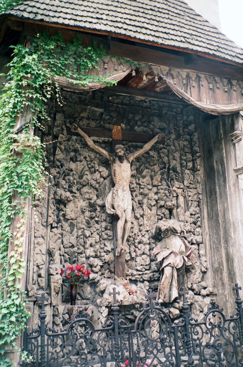 2001年にユーラシア横断旅行した時に訪れたウクライナの写真を見返してみた（古っ！！）。正直教会で見たイコンが独特で面白かった事以外はあまり印象に残ってない。1枚目：キエフ、2枚目：イコン、3枚目：リヴィウの街並み、4枚目：リヴィウにある木製のキリスト像