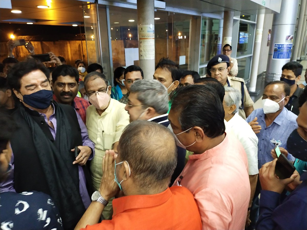 exmlatbanerjee's tweet photo. আজ অন্ডাল কাজী নজরুল ইসলাম বিমানবন্দরে আসানসোল লোকসভার উপনির্বাচনে @AITCofficial  মনোনীতপ্রার্থী শত্রুঘ্ন সিনহার @ShatruganSinha সাথে, উপস্থিত মন্ত্রী @GhatakMoloy , সাংসদ @KBanerjee_AITC সহ বিধায়ক গণ। https://t.co/YDm36lNRVF