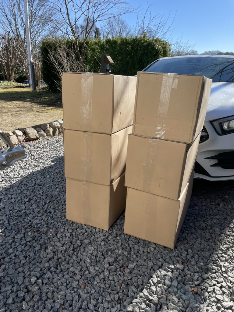 Så er vi på vej mod Polen for at forsøge at gøre en lillebitte forskel i denne forfærdelige krig. Jeg har lejet os 3 minibusser, fyldt dem op med varer/donationer fra Luxplus.dk og en række frivillige chauffører (tak til <a href="/vadskaer/">Morten Vadskær ツ</a> for at træde til i sidste øjeblik) >