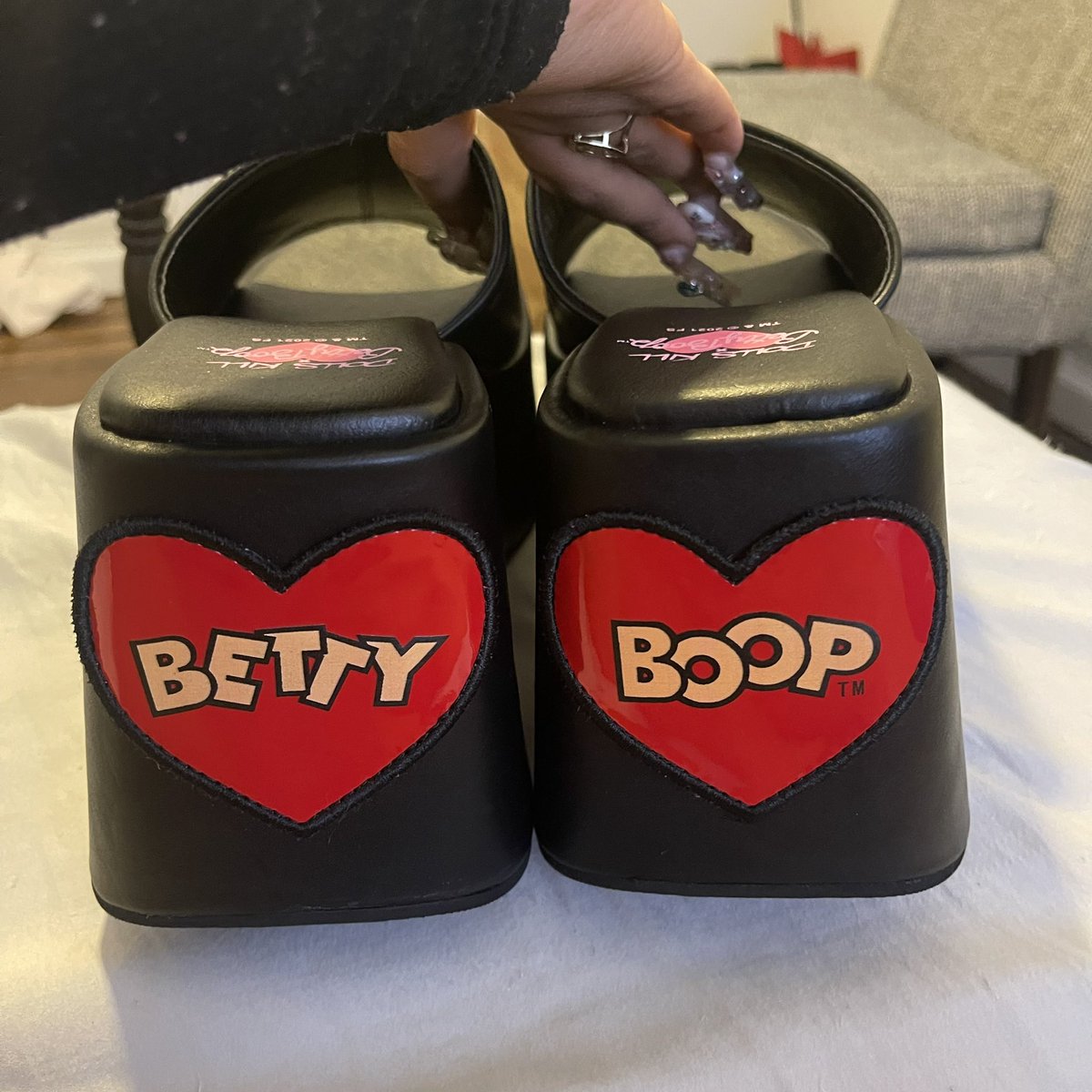 LILBTTYBOOP's tweet photo. obsessed with my new shoes https://t.co/FFqWcKIJVx