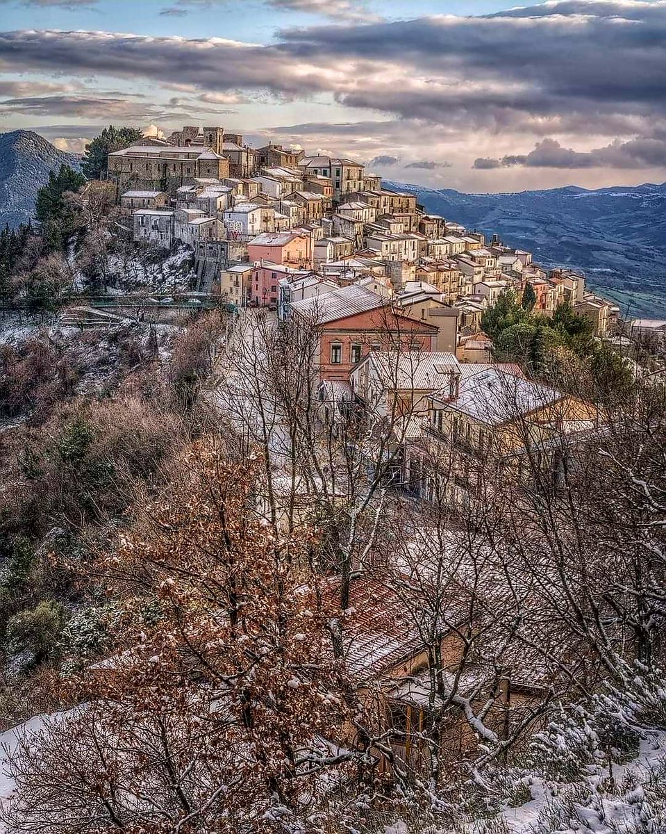 PetrelliFlavia's tweet photo. Borghi d'Italia:#Colobraro in provincia di Matera 😊 https://t.co/AzAvusZeEL