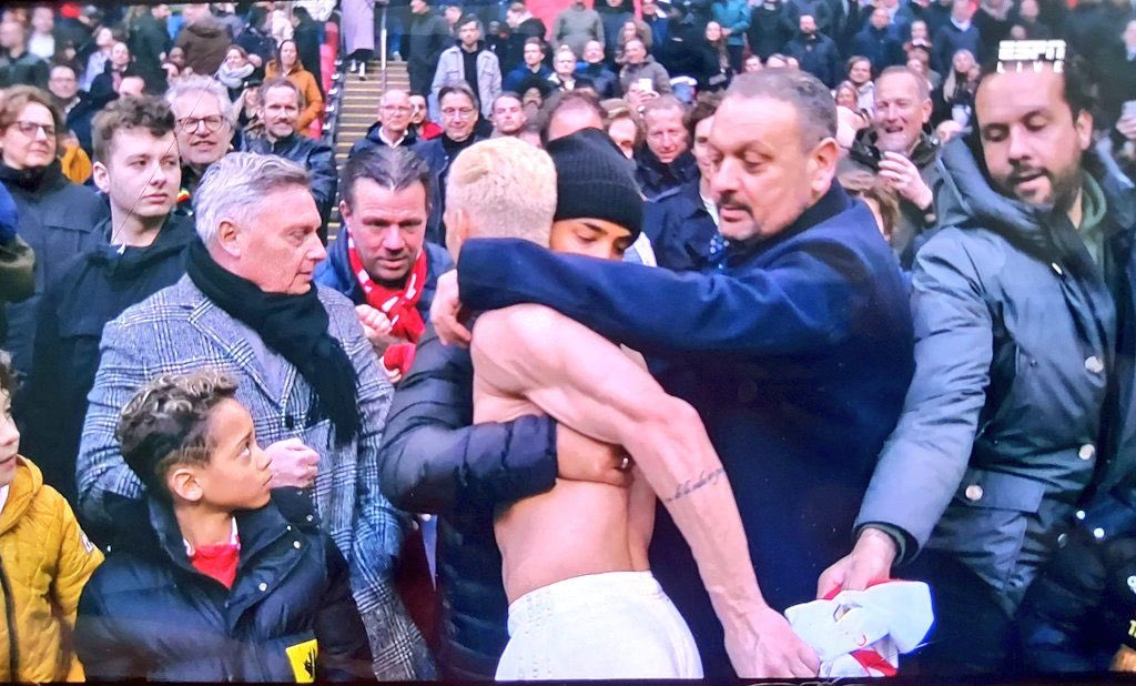 Die man rechts die het shirtje uit Antony’s handen trekt voor hij het aan die kids kan geven, mag die een stadionverbod krijgen? #AJAfey