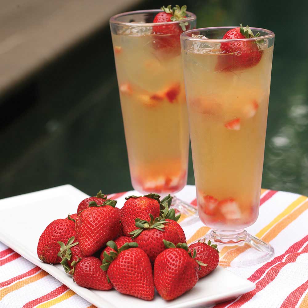 birddogwhiskey's tweet photo. 🍓🍓 The taste of ripe, sweet strawberries mixed with the undertones of Kentucky bourbon. Does it get any better? 

Bird Dog Strawberry Whiskey is your cocktail in a bottle. Pour it over ice or top it with lemonade or soda water. Cheers! 🥃Find a bottle: https://t.co/XTnF0lnoY0 https://t.co/qNygwqSBnd