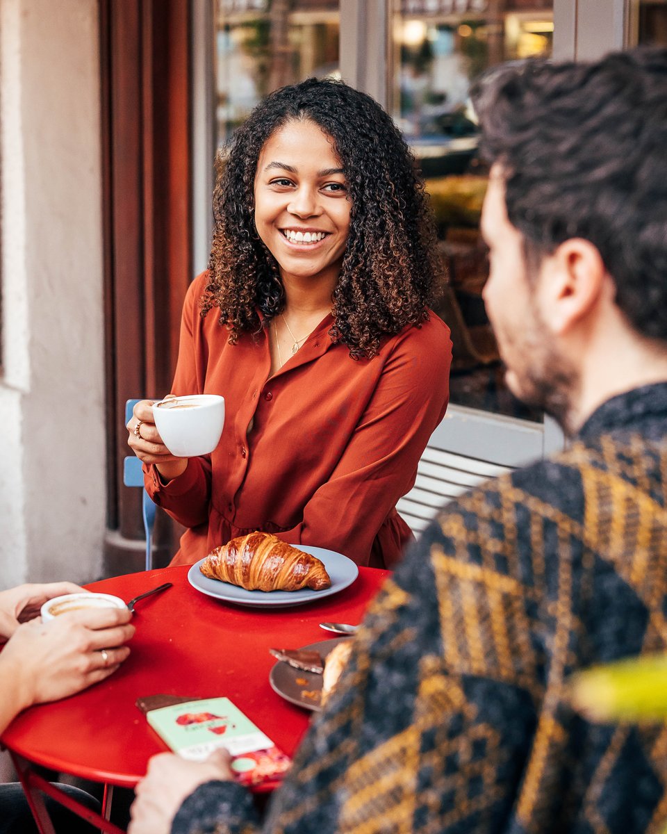 Good conversations, a delicious coffee and chocolate - that's all it takes to celebrate the first day of spring, right? 
Leonie, our working student in Sales, and Mark, our Online Marketing Manager, show us how it's done ☕️🍫🥐