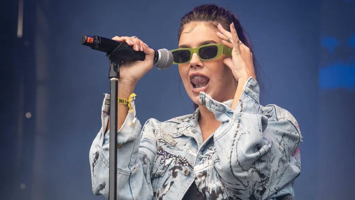 caras's tweet photo. Lollapalooza 2022: La insólita confesión de Natalie Perez durante su show https://t.co/fG9B4e71BG https://t.co/4aes7ATuAE