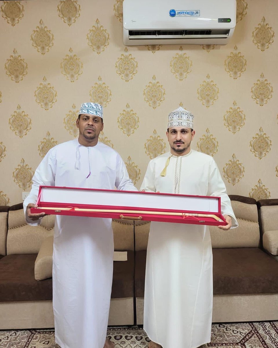 لفته طيبه من اعضاء ادارة #فريق_الصعود_الرياضي الى #رئيس_الفريق وممثل شركة #دانة_الغد بهديه تذكاريه  ويأتي هذا التكريم المتواضع ك شكر على الدعم المستمر من الرئيس والشركه الى فريق الصعود .فكل الشكر والتقدير على هذه البوادر الطيبه .