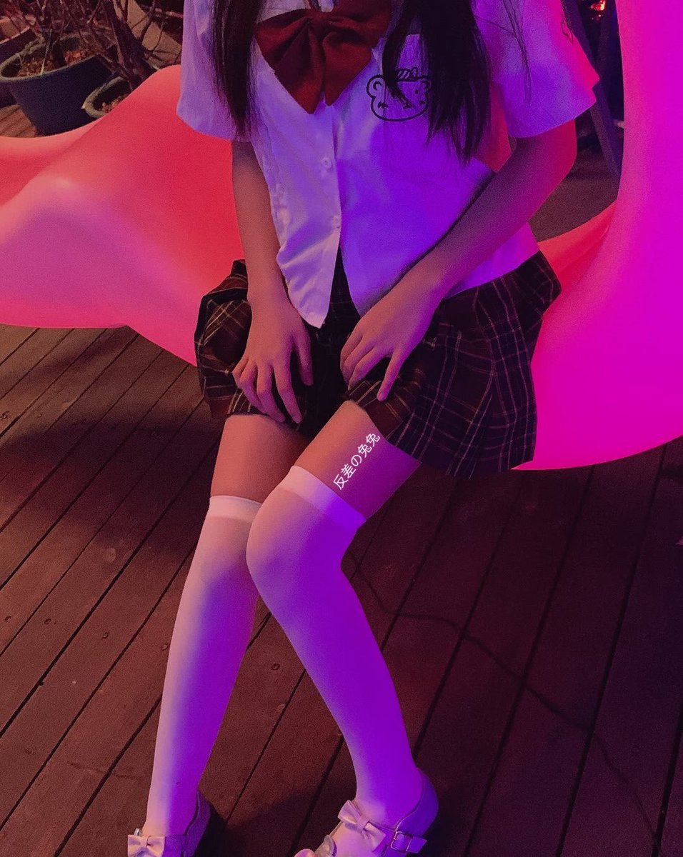 “这波就叫人设崩塌”
我这解封和姐姐约出门买东西，今晚是JK嫩妹～本来想掀起裙子拍里面白色蕾丝内内的 结果人太多了
在商场的时候被个小哥哥搭讪 就加了个qq小号，然后姐姐吃醋了～送兔兔回去的时候说等等要一边自慰一边调戏他 然后刚刚把他撩的不要不要的 他应该很后悔吧 好刺激刚好穿着JK 人设好反差 https://t.co/ut2RaPrJxv