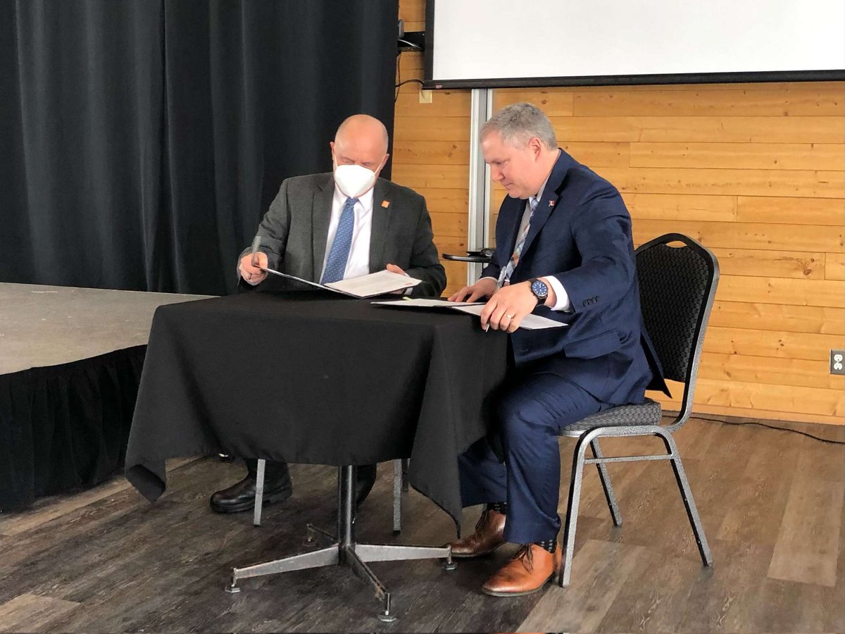 Renouvellement d'une entente de collaboration avec <a href="/glen_savoie/">Glen Savoie</a> pour le partage de l'expertise du <a href="/CCNBOfficiel/">CCNB</a> en formation sur la base des compétences avec la francophonie mondiale. #Francophoniedelavenir