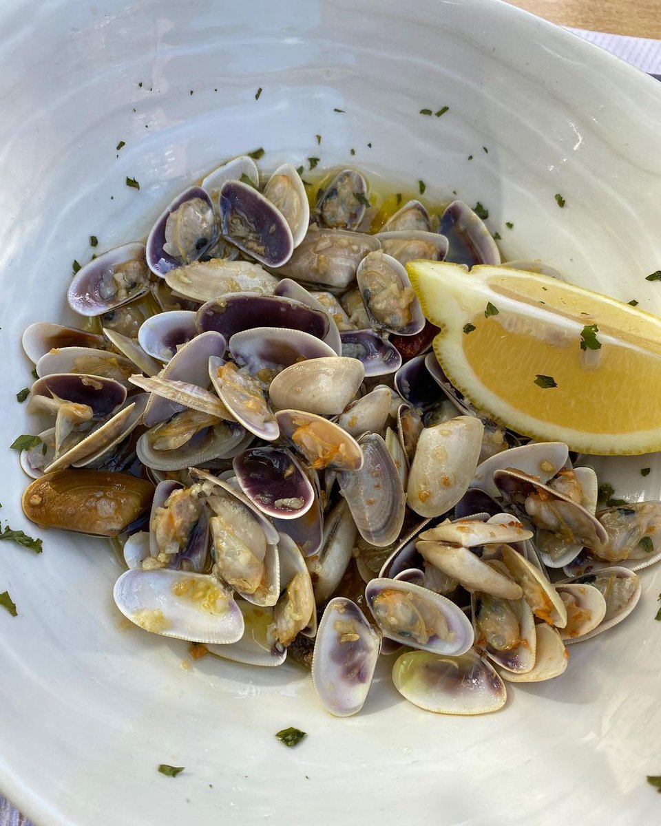 HuracanSev's tweet photo. 👉 Dicen que son de la mejores de Sevilla, ahí lo dejamos 👈
🔝Coquinas de la visita de @nosvamosdecena.  
📍#Huracán. Reservas disponibles ☎️📲 vía redes y teléfono en #Bermejales y #ElCano. https://t.co/jESBTpFIGX