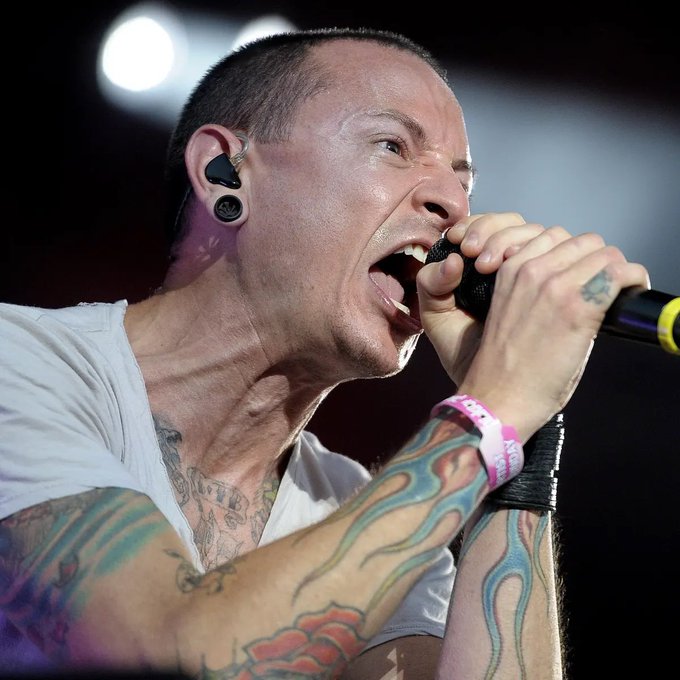 Today Chester Bennington would ve turned 46. Happy Heavenly Birthday to him!!  