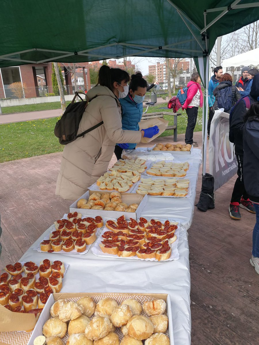 Gaur Salburuako auzoa zeharkatu dugu txirringan igota! Eguraldi eta giro bikaina👌🏼 
Eskerrik asko <a href="/artepan/">artepan</a> eta black Moon taberna hamaiketakoagatik! Gogoratu datorren ostegunean berriz ere dugula zita salburua auzoan, 20:00etan Koxka tabernatik trikipoteoa! Tipi-tapa #KORRIKA!