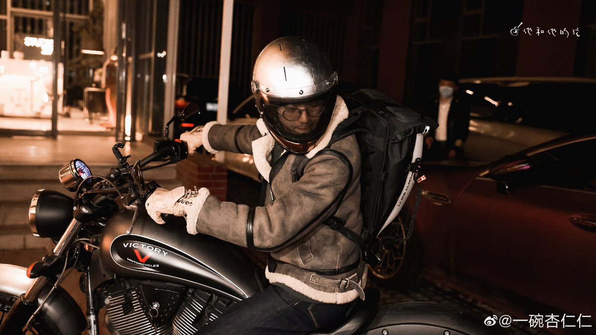 souriwinz's tweet photo. jiayuan really loves riding his motorcycle so much, he'd rather drive himself to &amp; fro from work than take the company's car back 😭😭 这孩子太🆒️了 https://t.co/d2LsXNN986