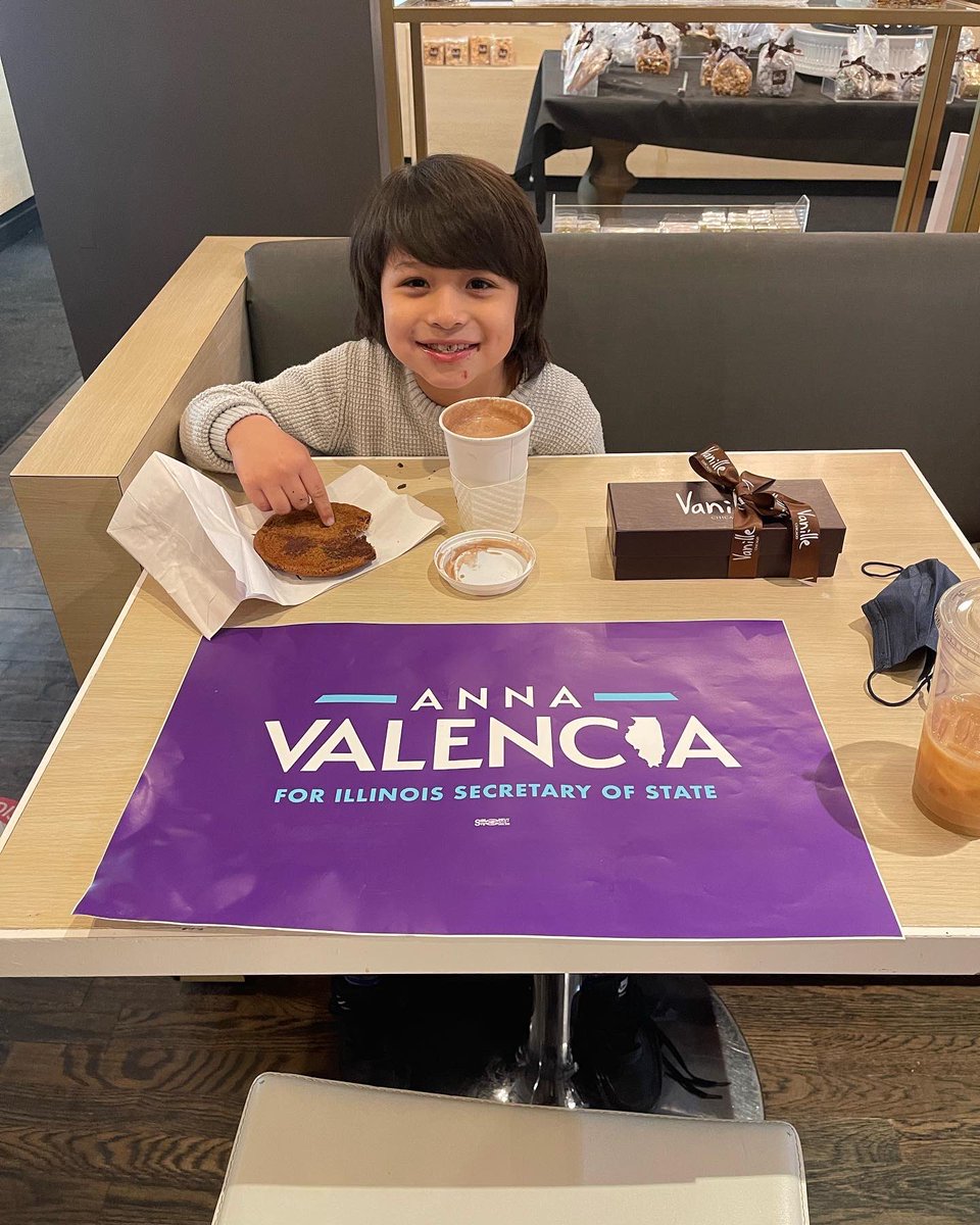 AdelanteConAida's tweet photo. Happy #nationalmacaronday! The children on team @voteannavalencia approved of all the deliciousness @vanillechicago. Some 👧🏻were asking about the secret ingredients. #womensupportingwomen #macaronday #ElectWomen #momcandidate #TangibleRoleModels https://t.co/1JVBOzLXAF