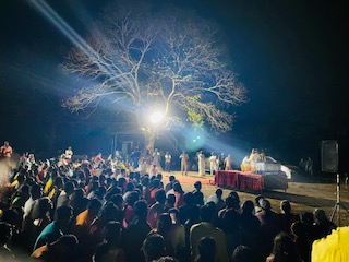 OfficeOfGurudev's tweet photo. Gurudev @SriSri Ravi Shankar leads meditation for thousands on the banks of Thungabhadra.
#GurudevNow
#40YearsofAOL https://t.co/LT1lnsb4i4