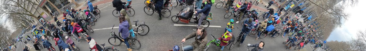 Foto von vielen Fahrradfahrer*innen des Zubringers aus Ehrenfeld zur Kidical Mass Köln