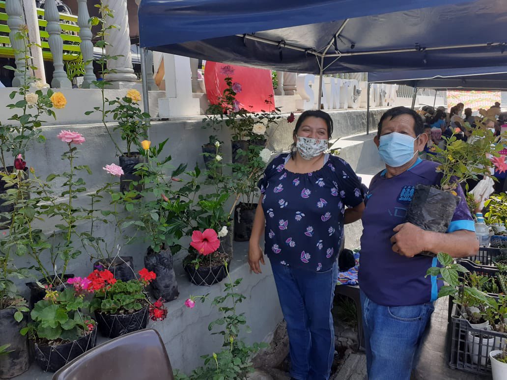 SantoTomassv's tweet photo. ¡Consumir lo nuestro es lo mejor! ❤️

2do Agromercado de Santo Tomás 🥬🍅🍯🍞

Podrás encontrar verduras, frutas, hortalizas, miel de abeja, además de productos naturales, panes con pollos y muchas cosas más. 

📍 Plaza Pública de Santo Tomás. https://t.co/ZXlmeFHBU4