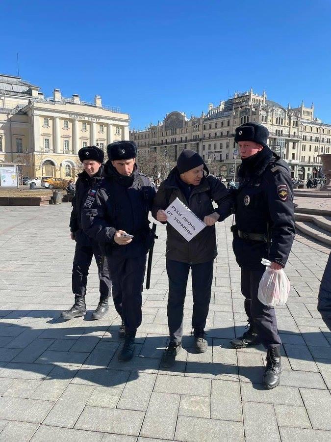 EnMemorial's tweet photo. Oleg Orlov member of the board of @hrc_memorial, and Alexander Guryanov historian of International Memorial detained. Protocols under CoAP art 20.3.3§1: "public actions aimed at discrediting the use of the Armed Forces"
Photo @novaya_gazeta https://t.co/YnZYfoAYwe