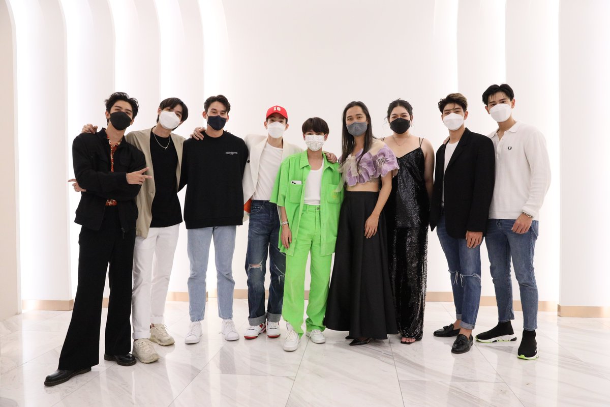 GMMTV's tweet photo. ประมวลภาพนักแสดงจากซีรีส์ NOT ME เขา...ไม่ใช่ผม
บุกเซอร์ไพรส์แฟนๆที่จัดงานรับชม #NotMeSeriesFinalEP 
ขอขอบคุณแฟนๆที่จัดงานดีๆแบบนี้ขึ้นมานะคะ 💚

🔥 NOT ME | เขา...ไม่ใช่ผม 🔥
รับชมย้อนหลังทุกตอนได้ทาง AIS PLAY

#NotMeSeries
#AISPLAYoriginal
#GMMTV https://t.co/f3j2syn1j1