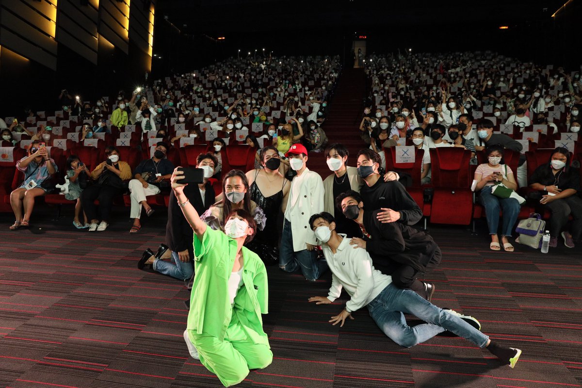 GMMTV's tweet photo. ประมวลภาพนักแสดงจากซีรีส์ NOT ME เขา...ไม่ใช่ผม
บุกเซอร์ไพรส์แฟนๆที่จัดงานรับชม #NotMeSeriesFinalEP 
ขอขอบคุณแฟนๆที่จัดงานดีๆแบบนี้ขึ้นมานะคะ 💚

🔥 NOT ME | เขา...ไม่ใช่ผม 🔥
รับชมย้อนหลังทุกตอนได้ทาง AIS PLAY

#NotMeSeries
#AISPLAYoriginal
#GMMTV https://t.co/f3j2syn1j1