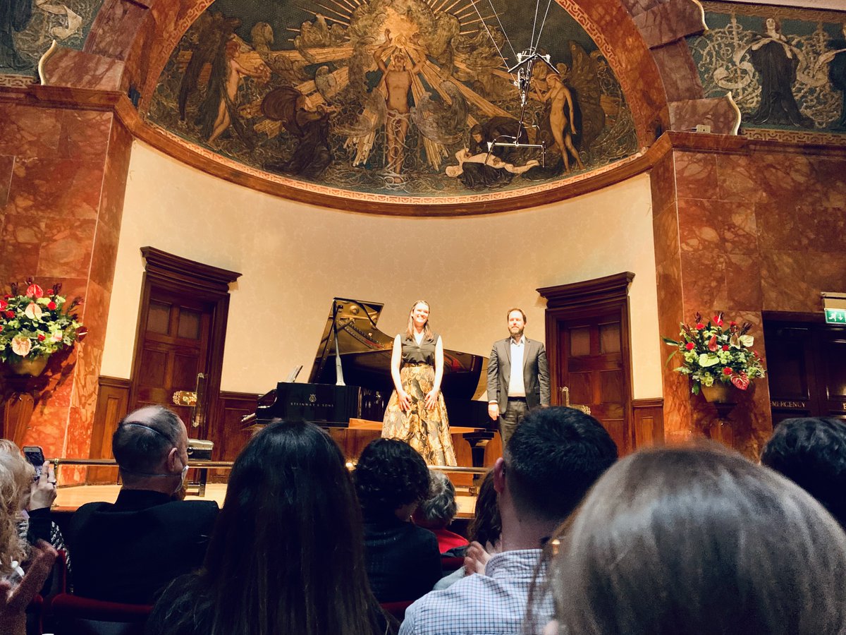 derri_lewis's tweet photo. an absolutely SENSATIONAL recital this afternoon from @helencharlston and @SholtoKynoch at @wigmore_hall ๐ฅ๐ฅ๐ฅ๐ฅ๐ฅ
phenomenal Brahms and Schumann, followed by my first time hearing some of the #IsolationSongbook live - fabulous!!!๐ https://t.co/DCiHzmkg2W