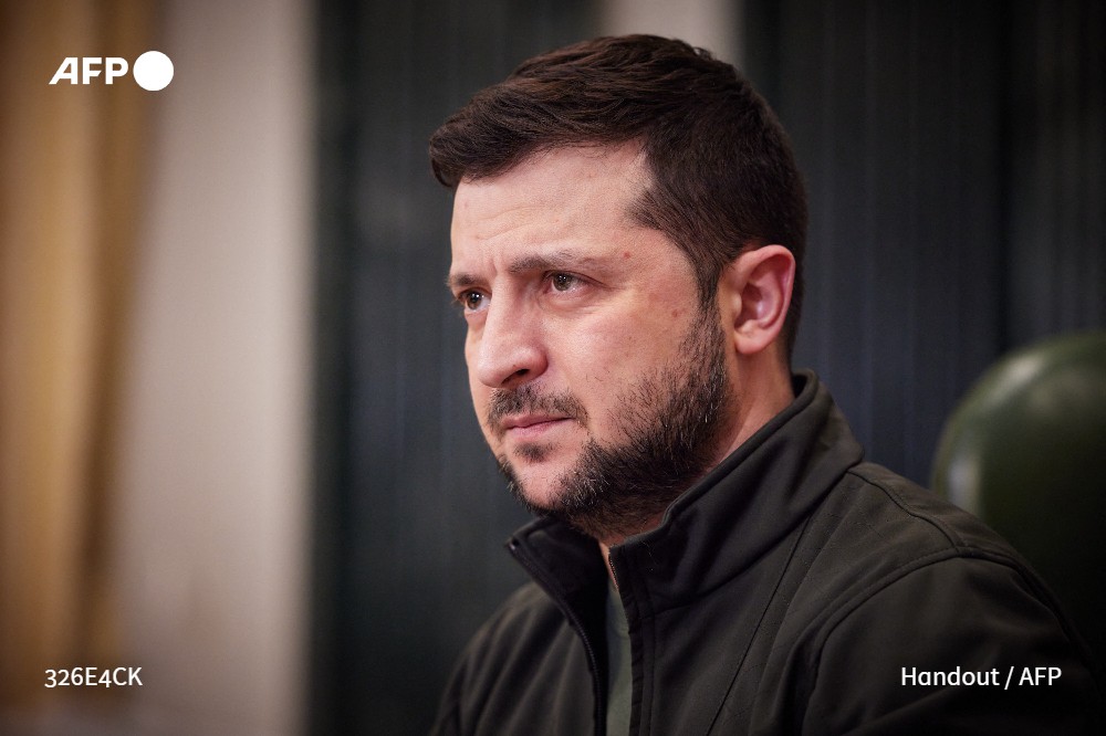 afpfr's tweet photo. Le président ukrainien Volodymyr Zelensky a demandé à Israël de "faire un choix" en soutenant l'Ukraine face à la Russie, lors d'une allocution en visioconférence devant les députés de la Knesset, le Parlement israélien #AFP https://t.co/eTtzlUm2KH