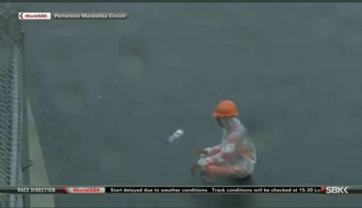 xqzers's tweet photo. Dari WSBK sampai MotoGP ada aja kejadian unik di Mandalika 😂😂🥰🥰🥰🥰

#IndonesianGP
Thor
Rara
Dorna
IT WORKED https://t.co/9qvYHJKDzm