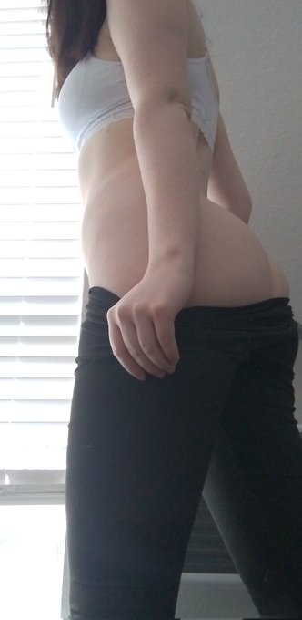 Camel toe or booty??? (Very important) https://t.co/Dj2oxkn8AR