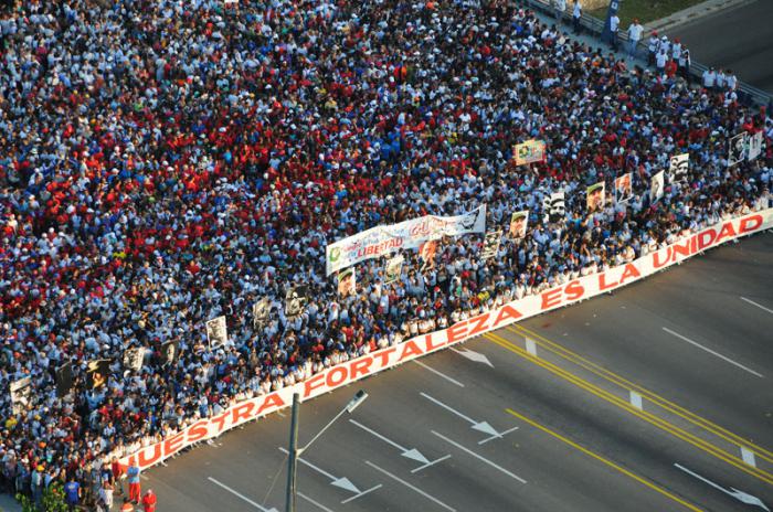 #FidelPorSiempre …nuestro país tiene algo maravilloso, algo que hoy, Primero de Mayo, fiesta de los trabajadores, podemos proclamar con orgullo:  ¡Nuestro país tiene este pueblo, y este pueblo es lo más admirable que la Revolución tiene!... #Cuba #CubaViveyTrabaja <a href="/DiazCanelB/">Miguel Díaz-Canel Bermúdez</a>