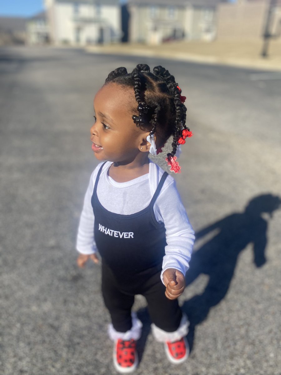 __tlatricee's tweet photo. You hold my heart and I hold your hand🥺❤️🖤🤍 https://t.co/uwjViMCHov