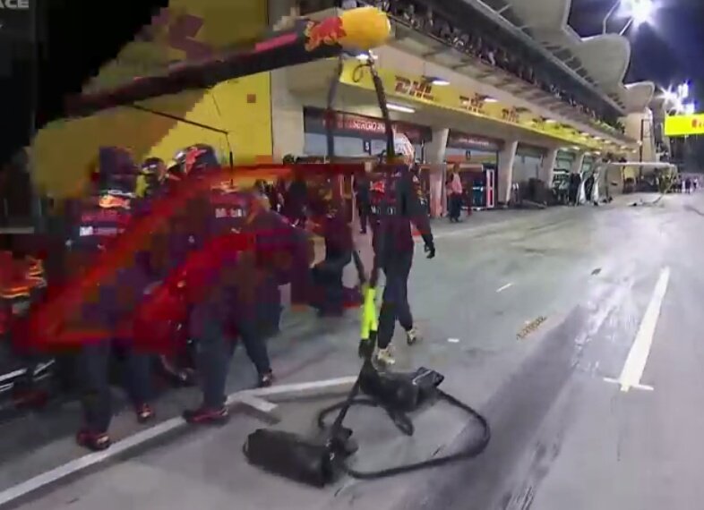 Finoquituttobe's tweet photo. Questa volta 
la Safety Car
non basta
caro verst 
si  (ri)comincia
#GPBahrain #LewisHamilton https://t.co/dTWj1aVIxH