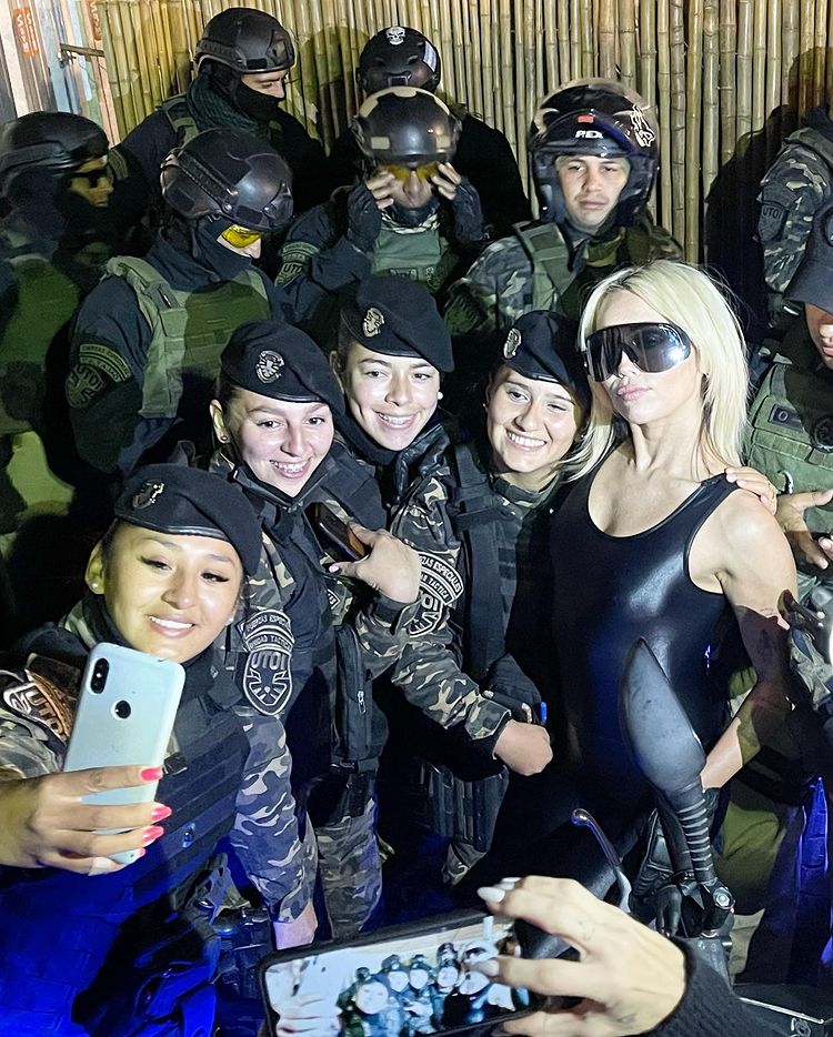 patricioogodoy's tweet photo. Miley Cyrus? Ministra de seguridad https://t.co/e9RTWReVHo