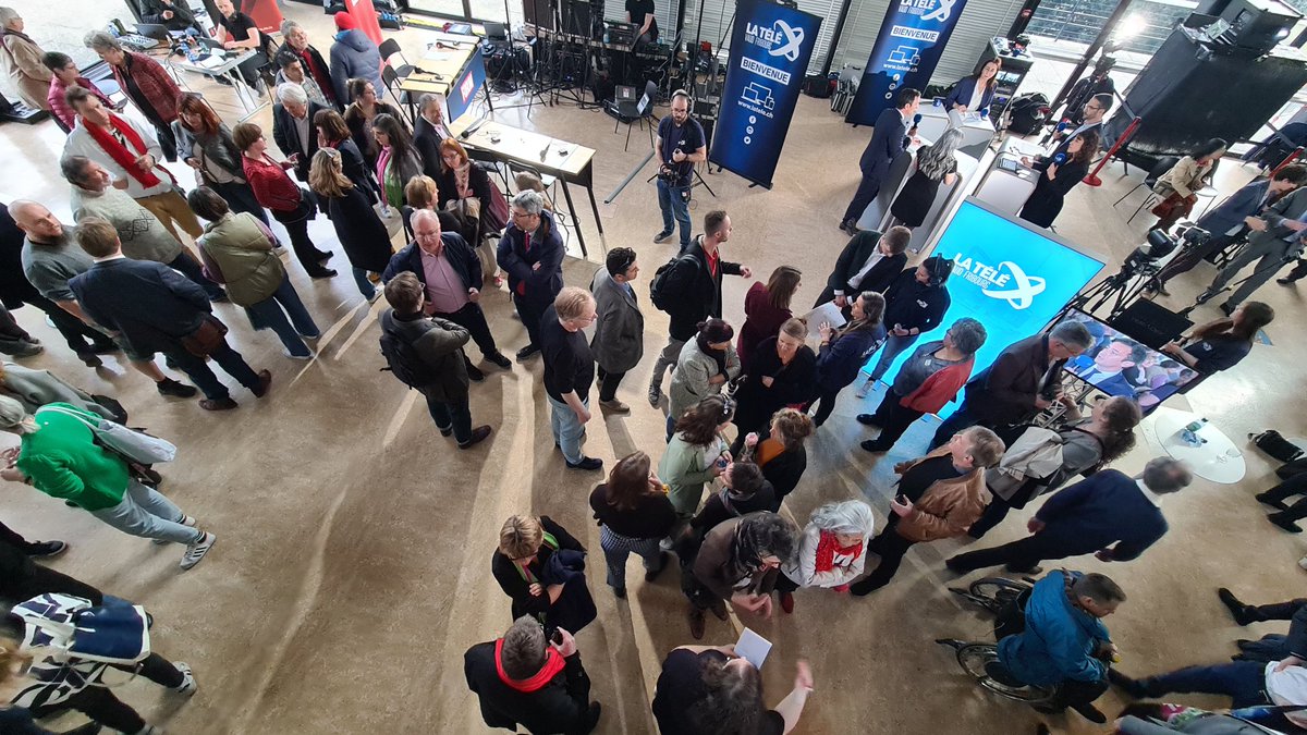 g_bieler's tweet photo. A Lausanne, l'aula des Cèdres fourmille de candidats, d'élus fédéraux, de journalistes. Les PLR y sont au blanc, les Verts ont sorti les drapeaux et les PS sont soucieux.
#vd2022 @LaCoteJournal https://t.co/65iWMcn3gx