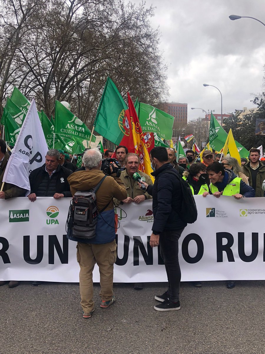 PeredaDehesilla's tweet photo. 👏 Enhorabuena a todos por el gran éxito de la manifestación #20MRural, donde el mundo del 🐂 toro también ha arrimado el hombro para defender el 🌳 campo y nuestras tradiciones https://t.co/DwelArvbxc
