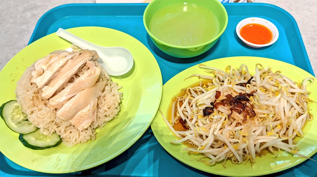 tktktk09's tweet photo. 出張翌日、昨日までタイ料理三昧だったので、どこかでシンガポールのローカルフードを食べようとラオパサへ。ここで、チキンライスを食す。旨い!
#Singapore
#シンガポール
#LauPaSat
#ラオパサ
#ChichenRice https://t.co/1jWJpgESAT
