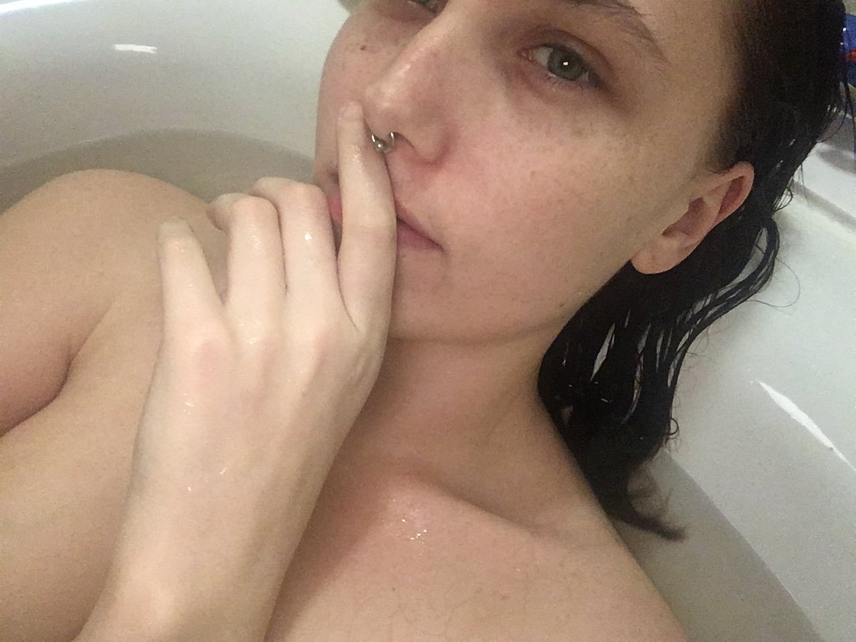 zboczonawronka's tweet photo. chce ktoś dziś na kamerkę?
snap: weronika69zb 😙😙 https://t.co/vLF8rTlNU2