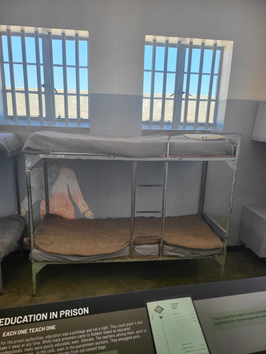 J'ai eu la belle opportunité d'avoir comme guide cet après-midi, l'un des derniers prisonniers de Robben Island. A un moment de notre visite, le monsieur fond en 😢