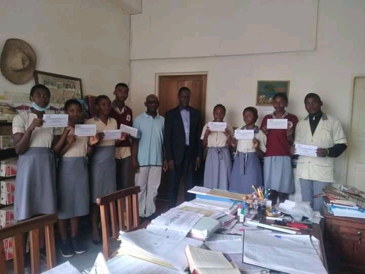 RadioCultureFm's tweet photo. L'#AssociationDesElitesDeMakak a primé les meilleurs #Elèves du #COSACO hier Samedi 19 Mars 2022.
Suivez-nous sur @RadioCultureFM
#Education #ExcellenceScolaire #ADEM #NyongEtKellé #Cameroun #Cameroon #CultureFM https://t.co/6qDq7b5kX4