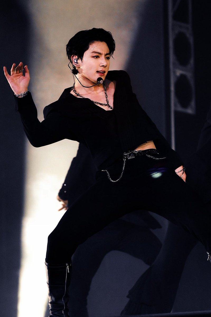 JKPROFILE97's tweet photo. he's so hot 🔥 #JK https://t.co/e08ioOMbhP