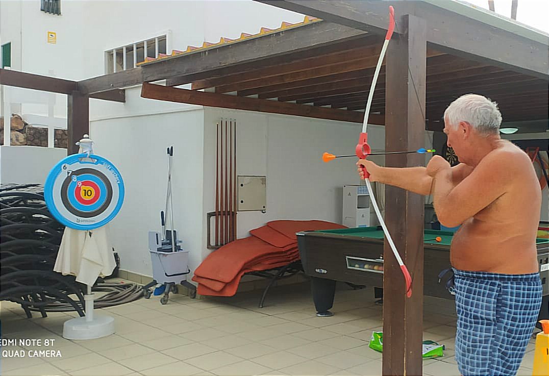 Guests at #SunsetBayClub enjoying our activities with oir entertainer, Laura. 
Check out our weekly #Activities Programme. 
#Petanque #Sjoelen #Archery
@Thais_SBC @JanosSBC @NachoSBC