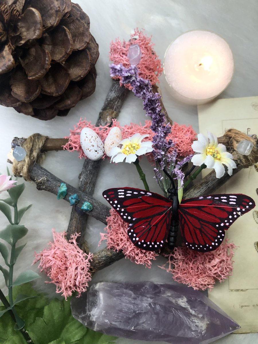 Blessed Ostara witches!! Todays the start to a new beginning and so much more!! ☺️🐇💐🌞 

celebrate by creating your very own Ostara piece or just something to refresh your space… 

As always message me to get your piece started up 🥚🧺💛