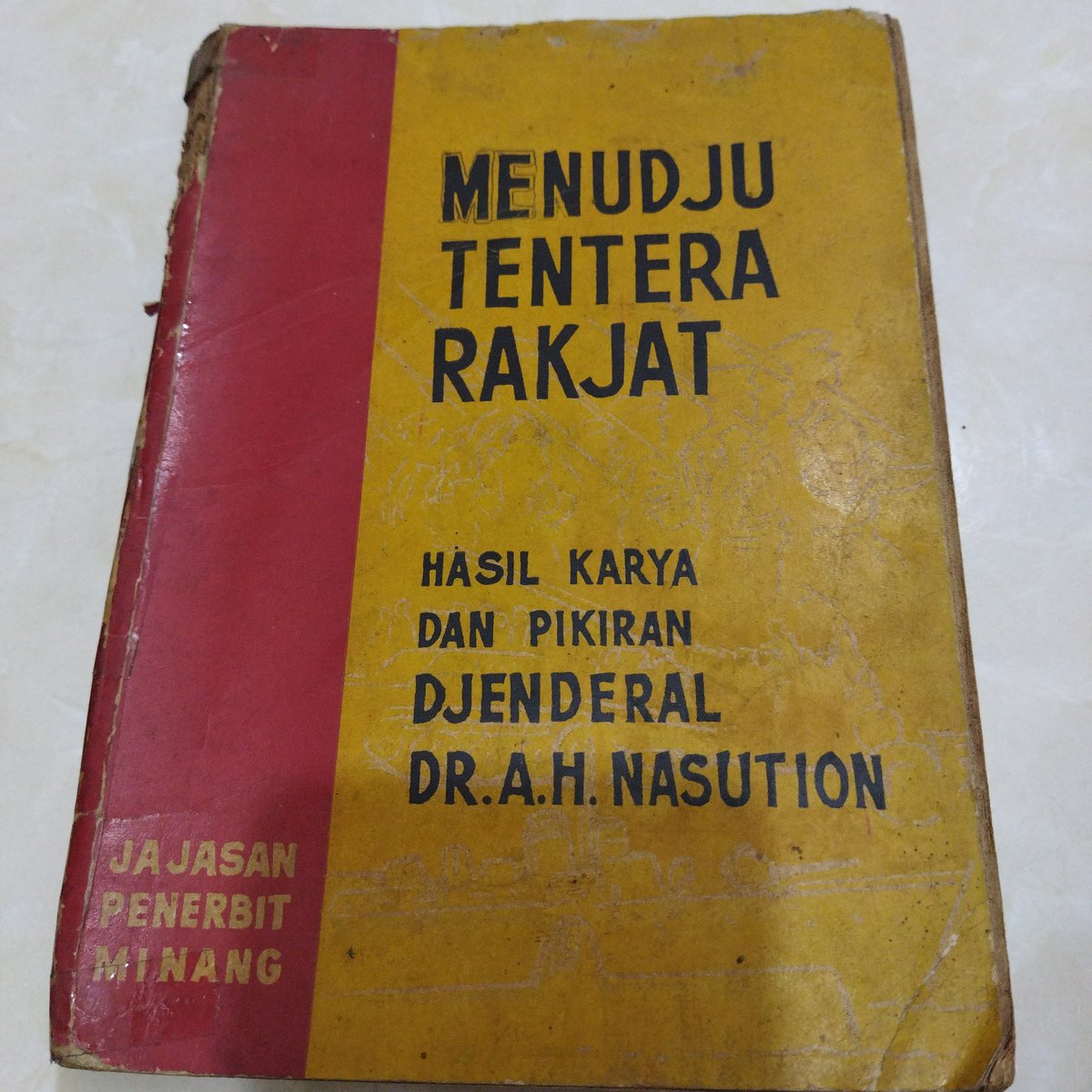 Menudju Tentera Rakjat, hasil karya dan pikiran Jend. Dr. A.H. Nasution. Jajasan Penerbit Minang tahun 1963.

Jumlah halaman: 256 hal.
kondisi: masih sangat bagus

harga: Rp 300.000

Buku tua, sudah pasti bekas ya.

#medan
#bukutua #kolektorbuku #buku #sejarah #cintabuku #baca