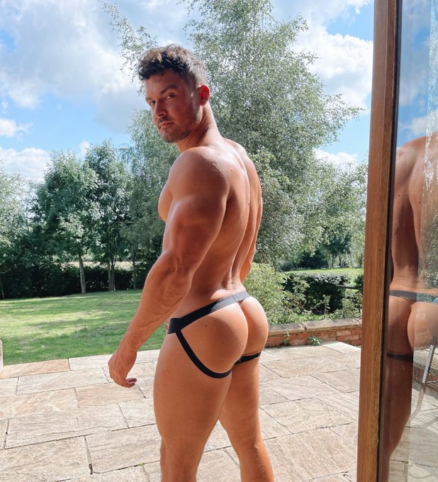 Suns out, buns out https://t.co/jVTrO19hbp