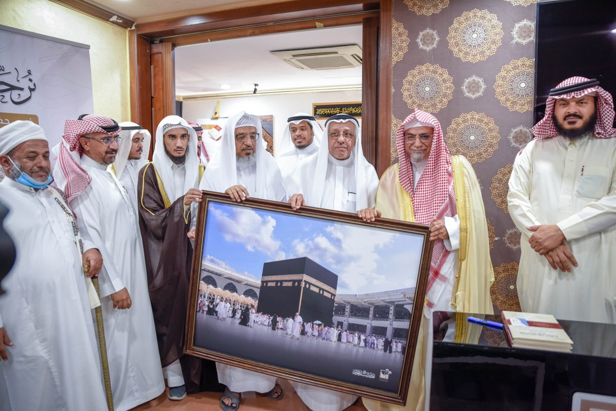 makkahorgsa's tweet photo. دشّن معالي الشيخ أ.د. صالح بن عبد الله بن حميد إمام وخطيب المسجد الحرام والمستشار في الديوان الملكي وعضو هيئة كبار العلماء كتاب ( محاذاة منطقة المحاني المكانية للمواقيت الشرعية ) لمؤلفه الشيخ د.فهد بن صقر الروقي رحمه الله في حفل أُقيم بمقر #جمعية_مراكز_الأحياء_بمكة https://t.co/mqCn2RlTcY