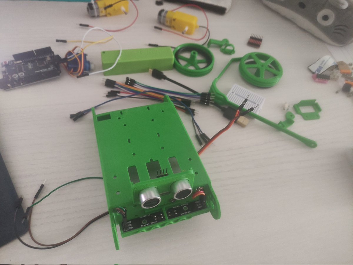 Sarich_LU's tweet image. Tardes de domingo entretenida...😁😬 @catedu_es @mClonRobot #Aularagon #RegalateUnMclon #ElAulaDeSarich  #RoboticaEducativa