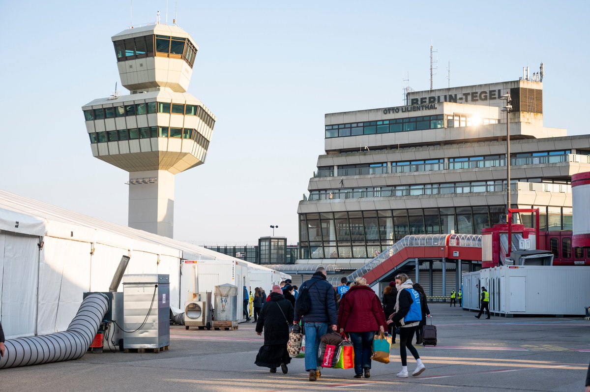 Geflüchtete aus der Ukraine kommen an einem neu errichteten Ankunftszentrum auf dem Rollfeld vom ehemaligen Flughafen TXL an. 