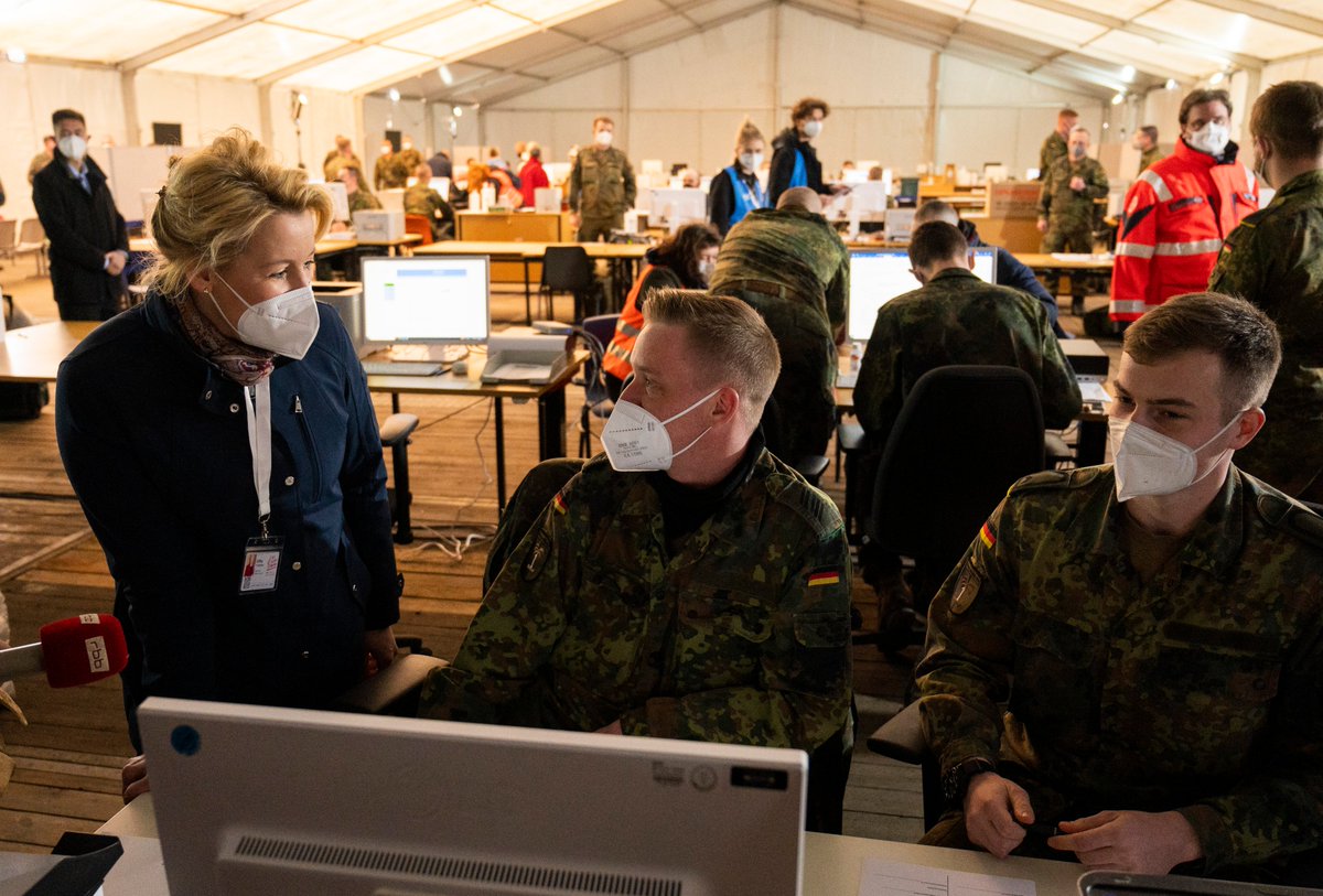 Regierende Bürgermeisterin von Berlin, Franziska Giffey, spricht mit Soldaten der Bundeswehr, die Geflüchtete aus der Ukraine in dem neu errichteten Ankunftszentrum auf dem Rollfeld desehemaligen Flughafen TXL helfen. 